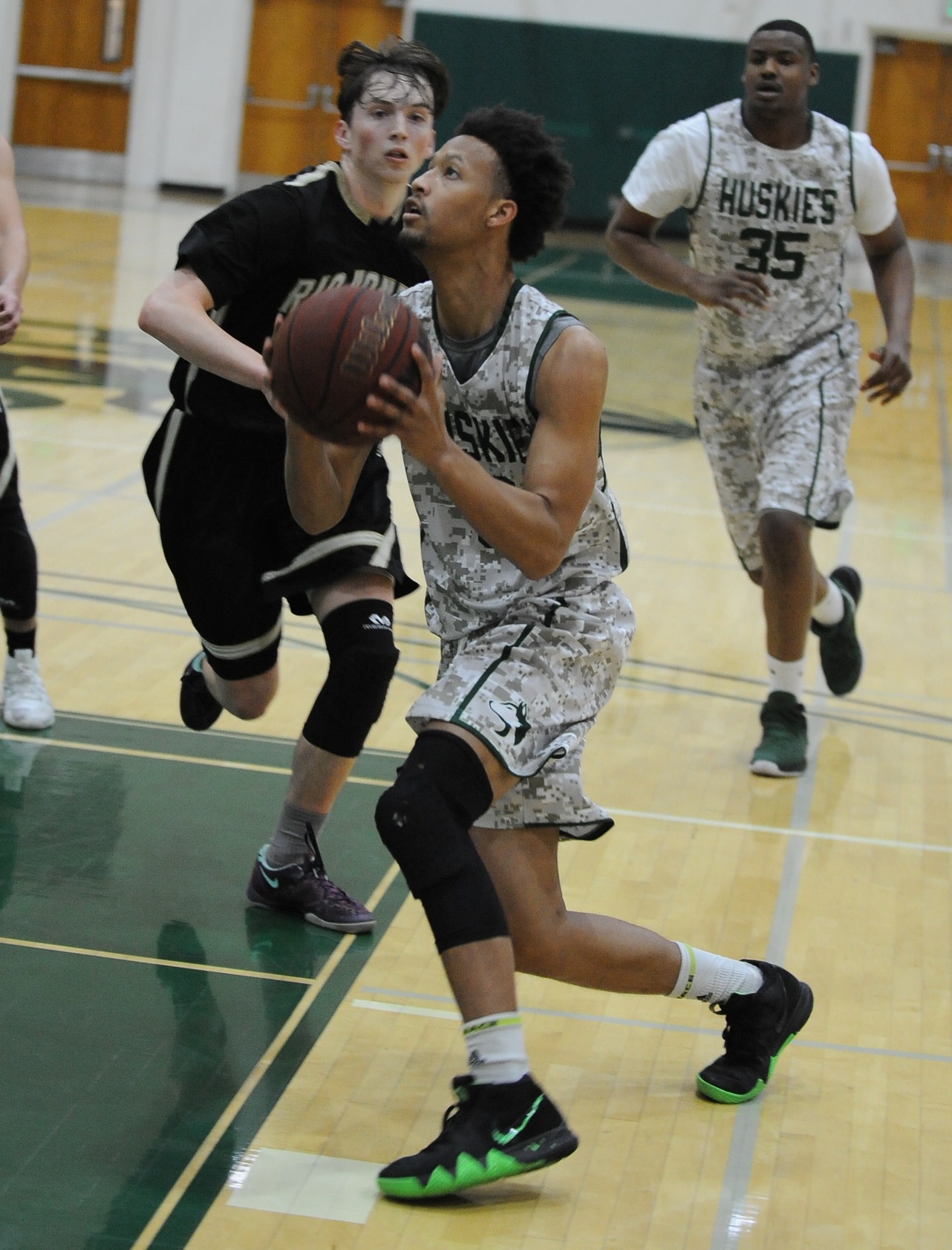 East Los Angeles College guard Alec Hickman drives to the basket to score two of his team-high 20 points in Wednesday’s game versus Rio Hondo.