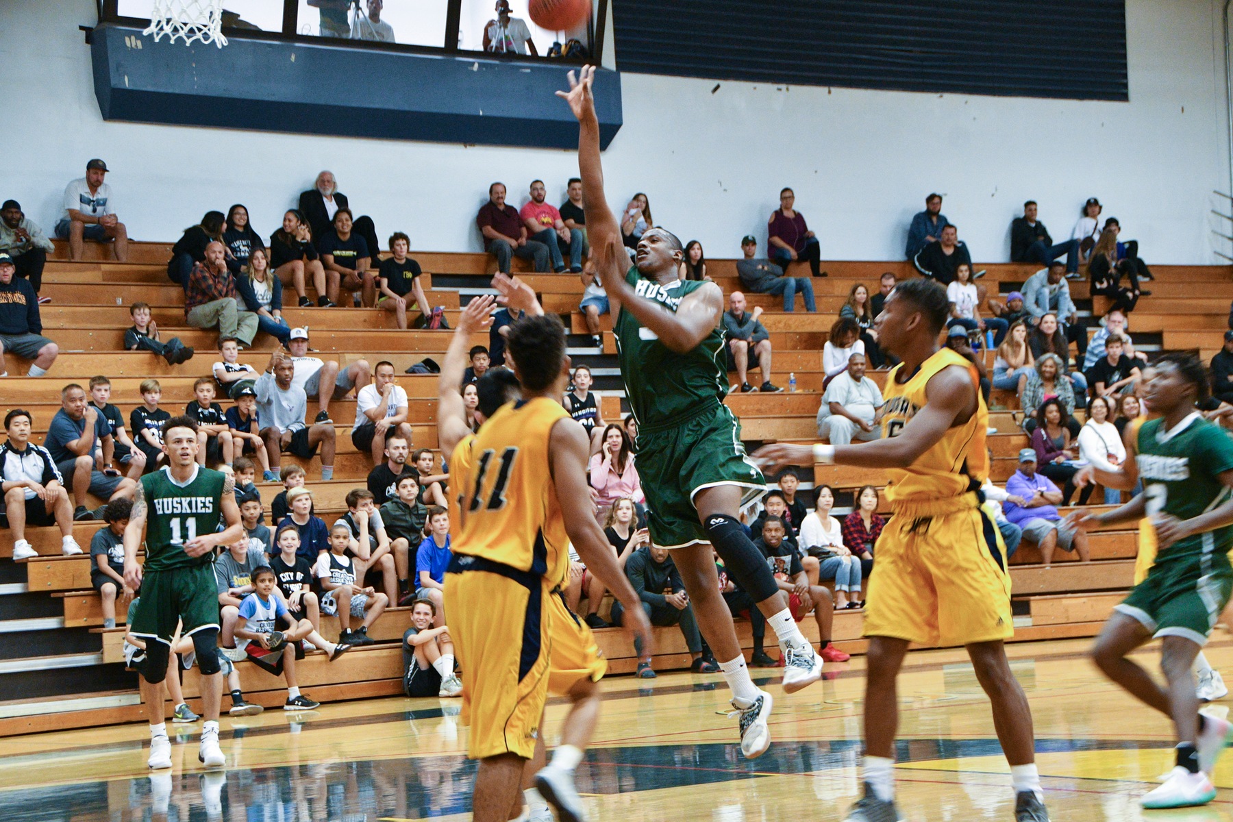 East Los Angeles College defeats host College of the Canyons 88-74 in the first round of the 'Clash at Canyons' at the Cougar Cage. (Photo by DeeDee Jackson)