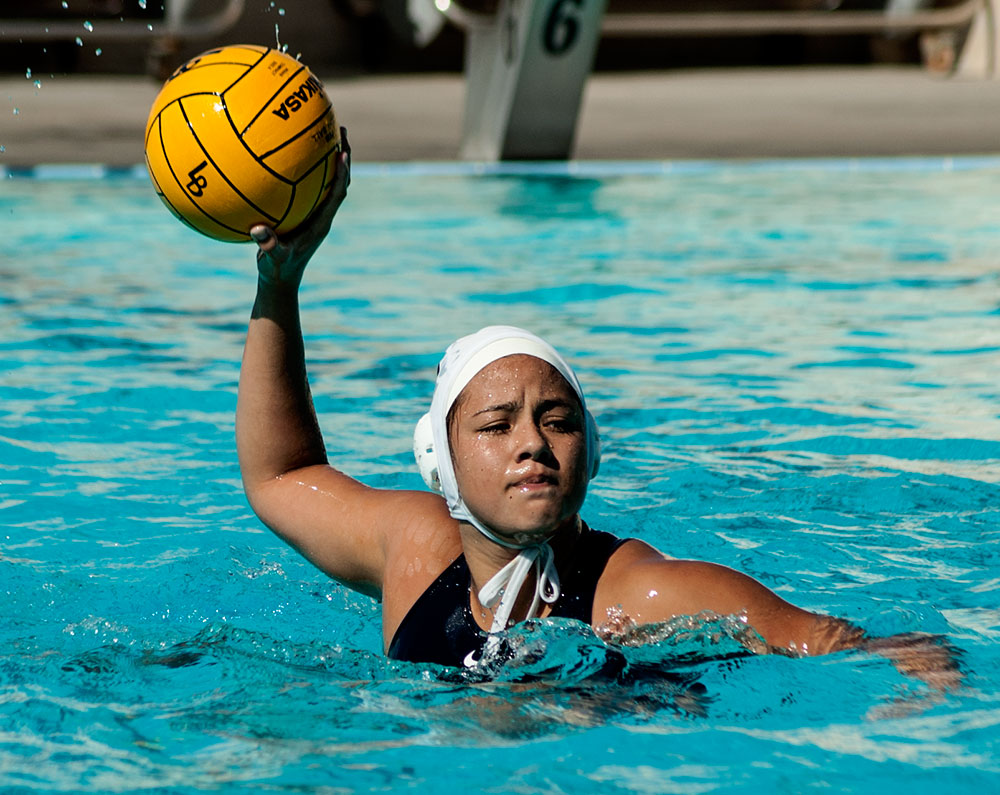 East Los Angeles College freshman Alejandra Mendoza attempts to pass the ball to a Husky teammate in a water polo game. (Photo by Tadzio Garcia)