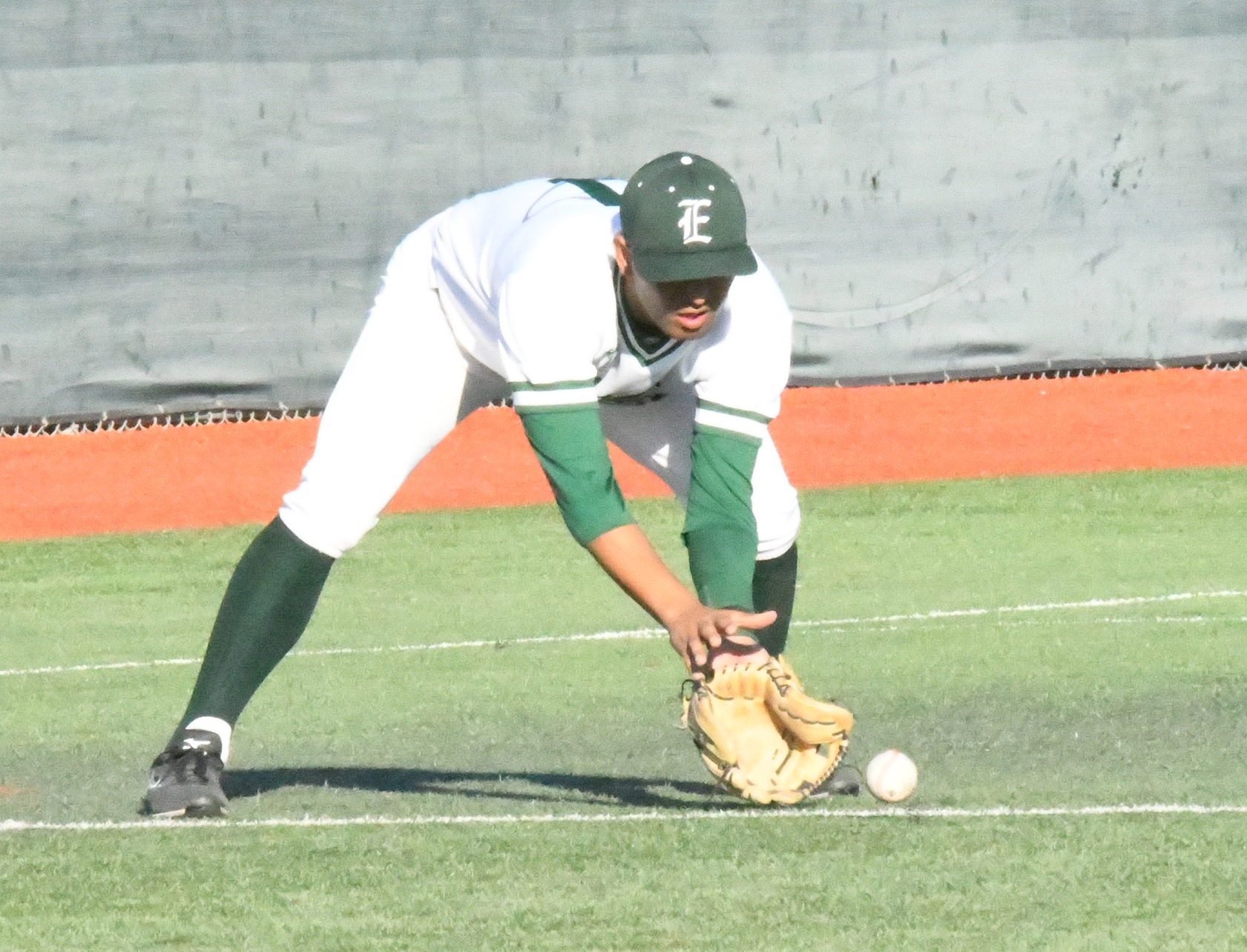East Los Angeles College freshman Matthew Sosa works on defense in a come from behind 3-2, 10-hit win vs. Citrus College. Sosa hit the game winning RBI in the bottom of the 11th inning. (Photo by DeeDee Jackson)