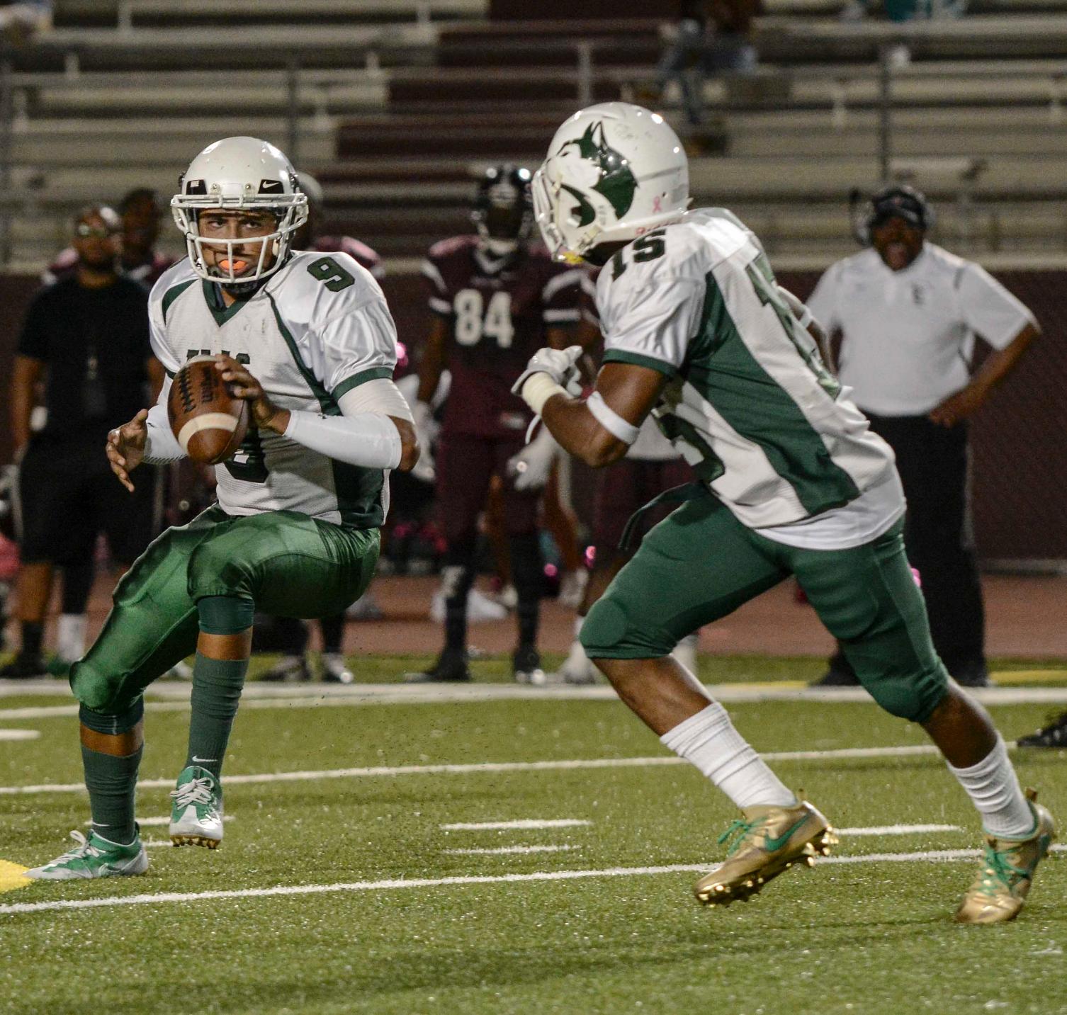 East Los Angeles College sophomore quarterback Jonathan Santos looks to swing the ball to sophomore running back Shaquille Shelton in a 56-22 win against conference rival ECC Compton Center on Oct. 8. (Photo by Tadzio Garcia)