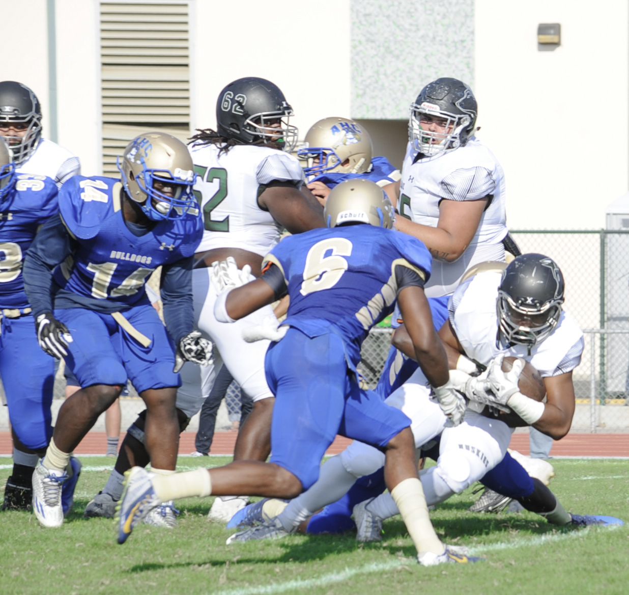East Los Angeles College sophomore running back Nicholas Hutson eyes the goal line and scores a two-yard touchdown in a 21-13 loss to Allan Hancock College, Sept. 9, 2017. (Photo by Tadzio Garcia)