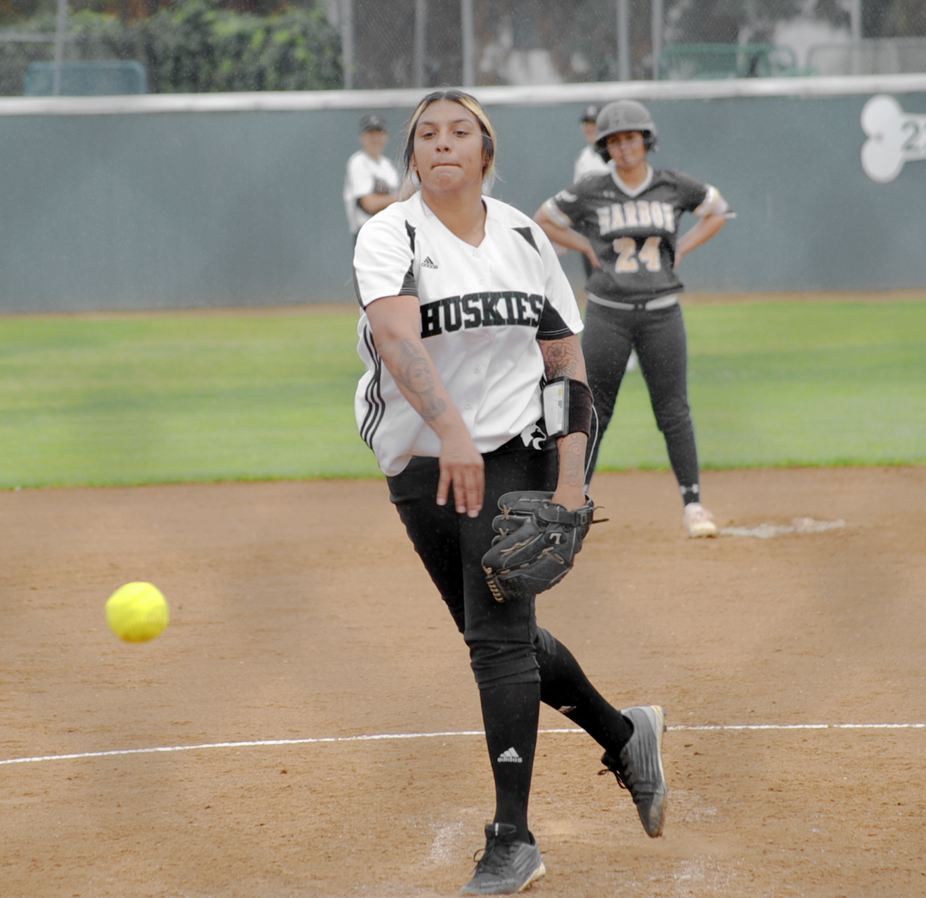 East Los Angeles College (20-15, 5-5) freshman pitcher Angelita Villalvazo, pictured in a previous win, earned the W in the Huskies 6-4 upset over Chaffey College (24-13, 6-5). (Photo by Tadzio Garcia)