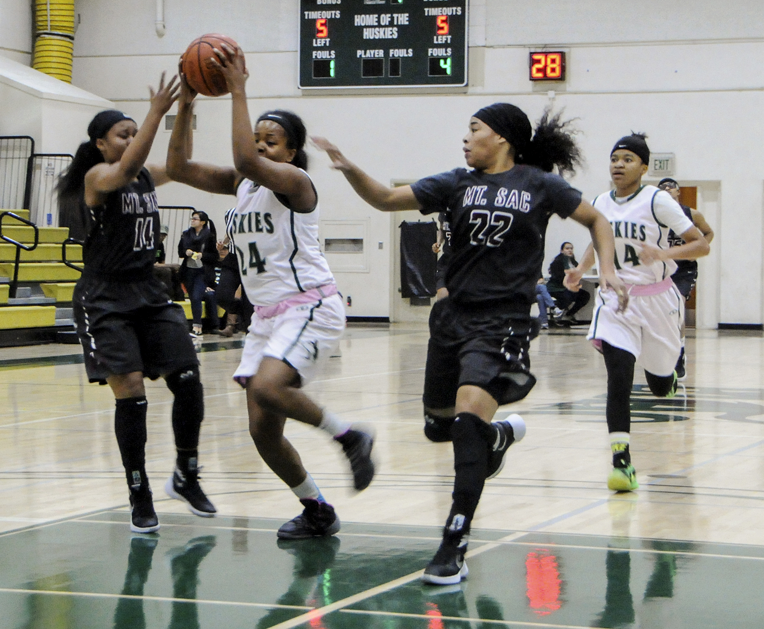 East Los Angeles College sophomore forward Jasmine Gates attempts a shot while driving in the paint in an 82-72 loss to Mt. SAC on Jan. 22. (Photo by DeeDee Jackson)