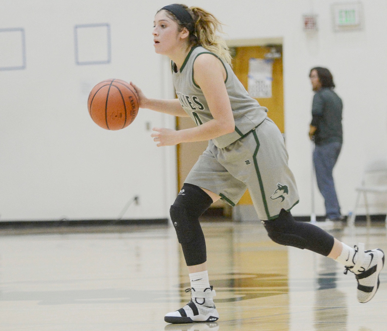 East Los Angeles college sophomore guard Allissa Gomez scored a game-high 27 points in a 70-64 overtime win vs. Pasadena City College in a CCCAA Southern California Regional third round game. (Photo by Tadzio Garcia)